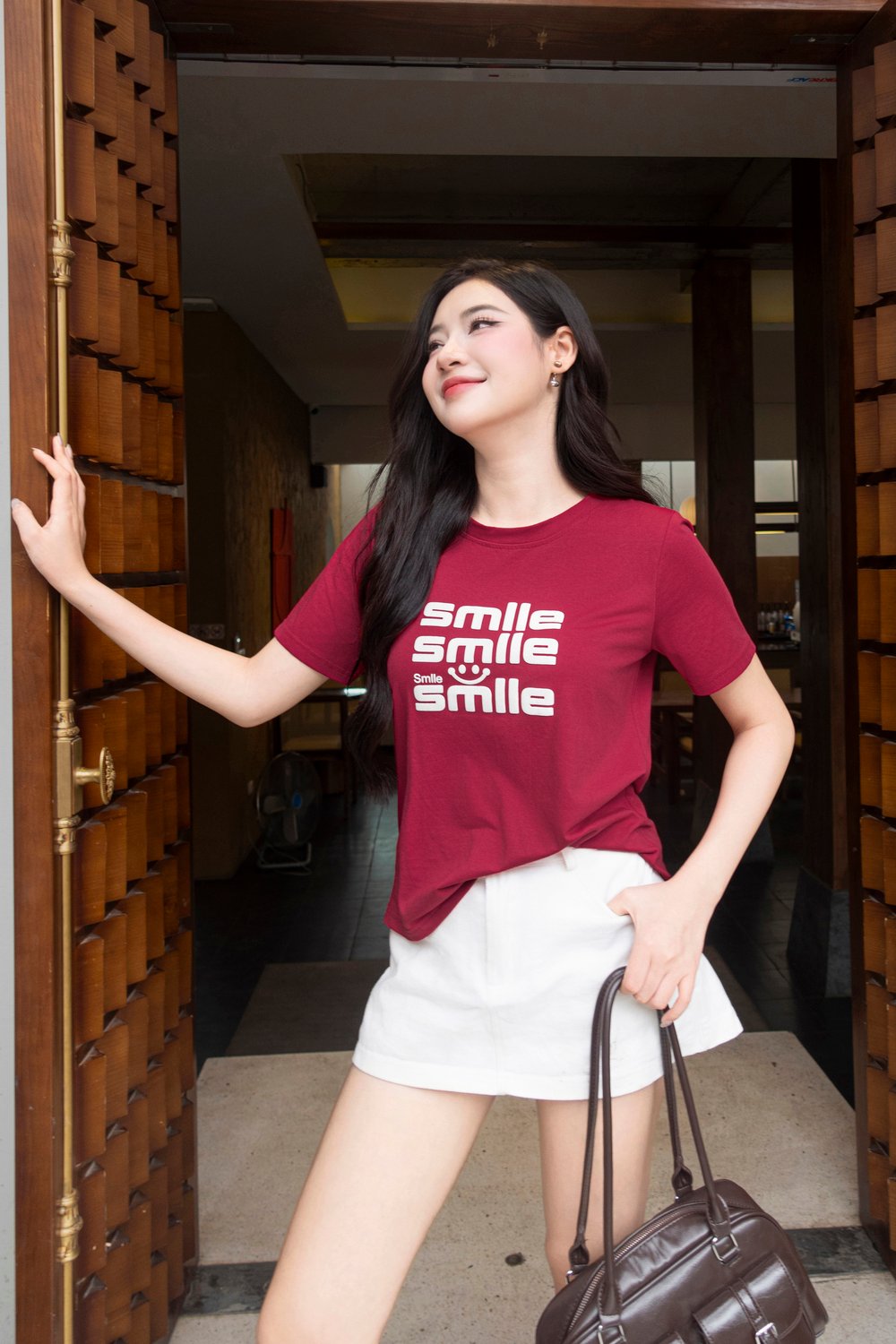 Áo phông nữ chất liệu cotton cổ tròn in chữ SMILE