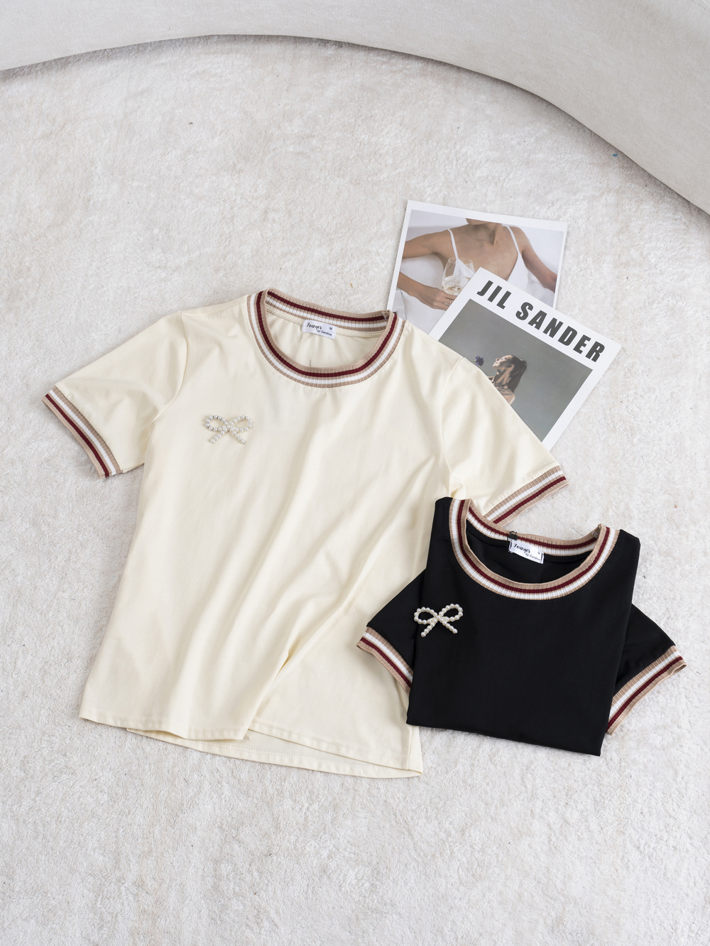 Áo phông nữ chất cotton bo viền đính tag nơ