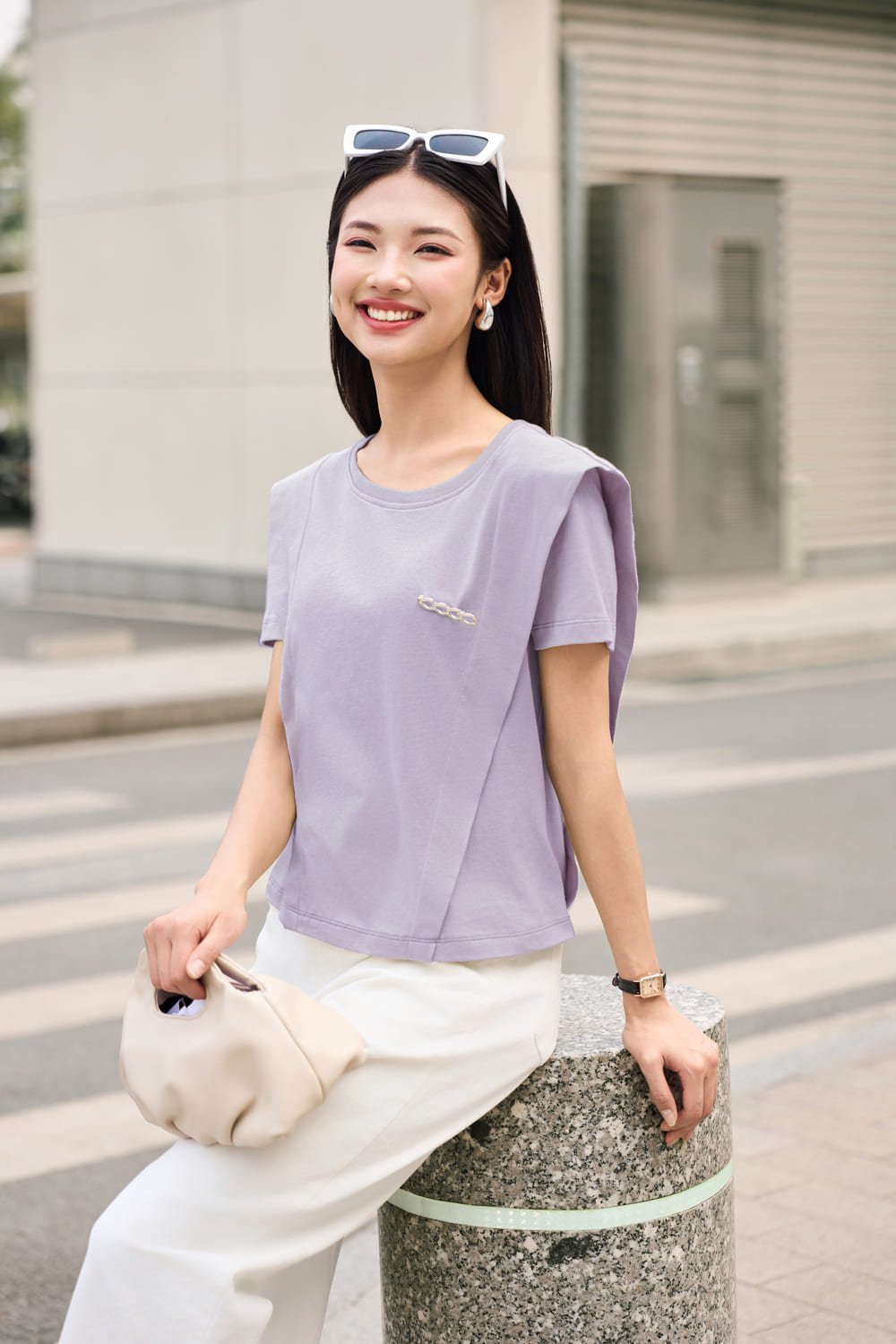 Áo phông cotton cổ tròn vai cách điệu