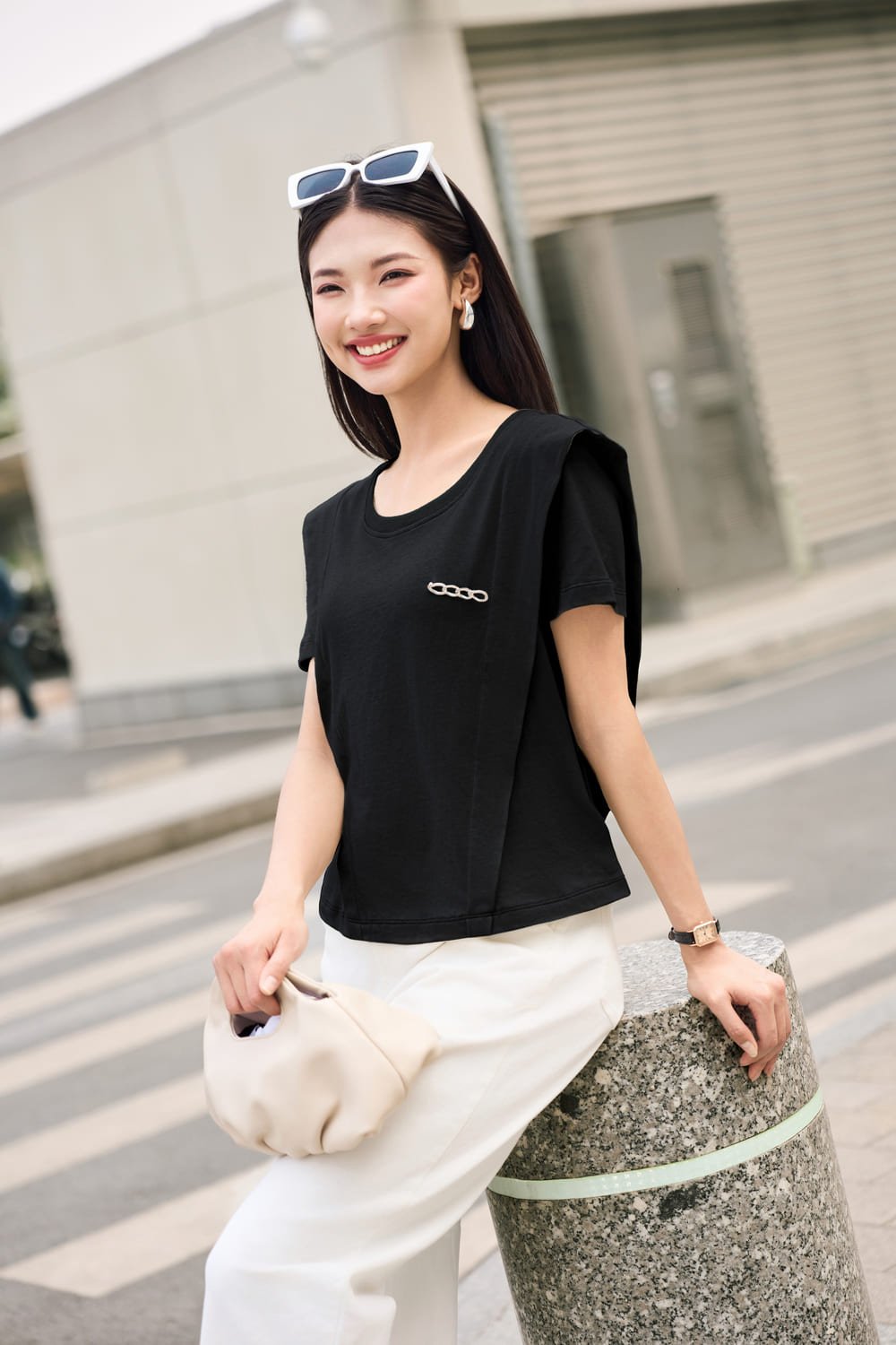 Áo phông cotton cổ tròn vai cách điệu