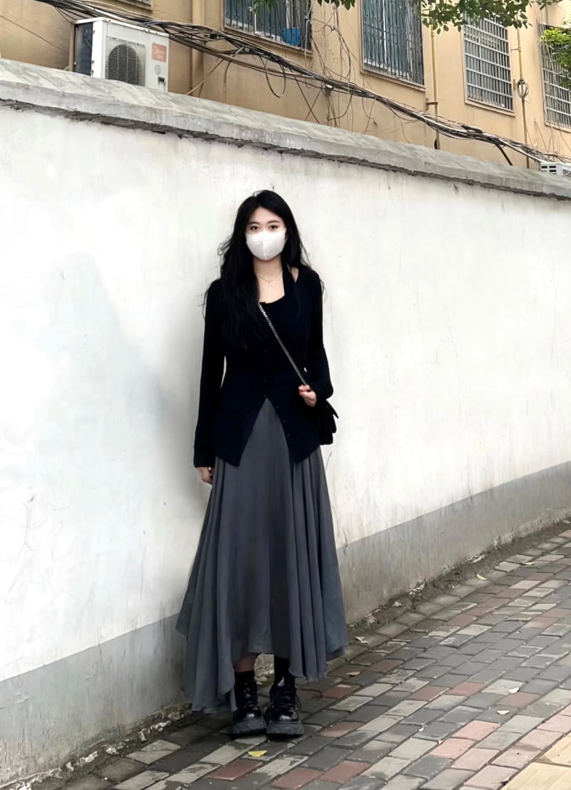 Phối đồ cá tính cùng áo thun tay dài xẻ tà