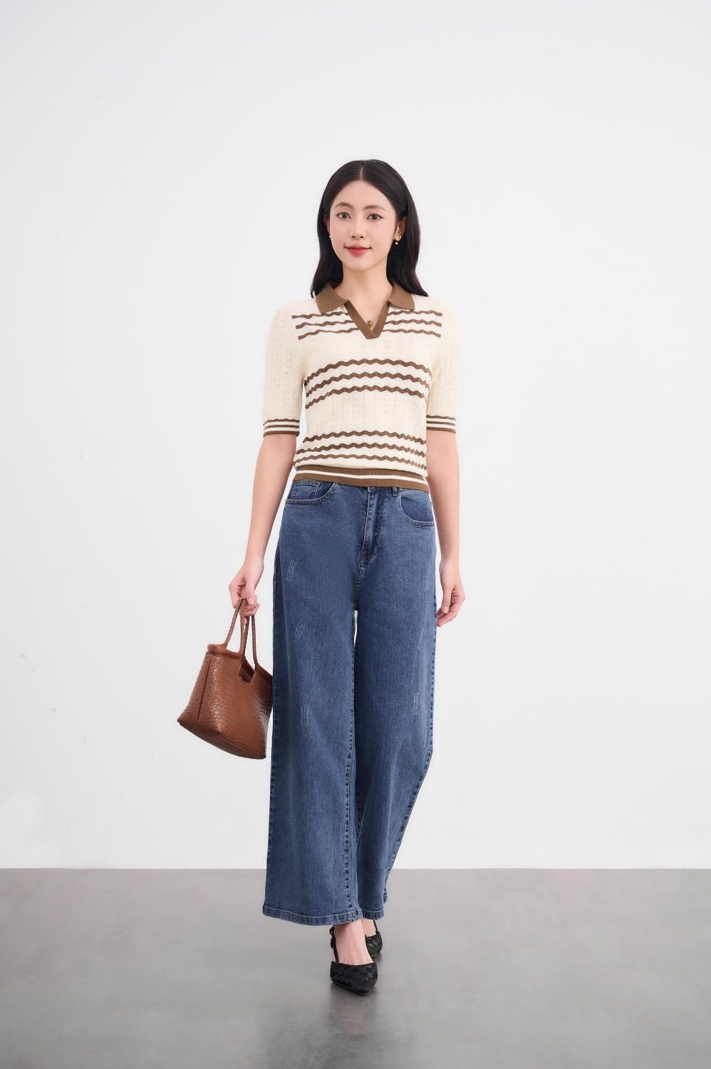 Áo thun tay lỡ và quần jeans