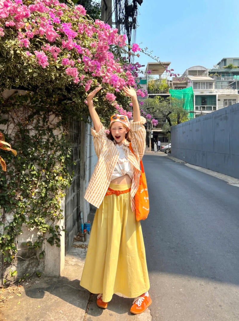 Chân váy màu vàng kết hợp với áo màu vàng