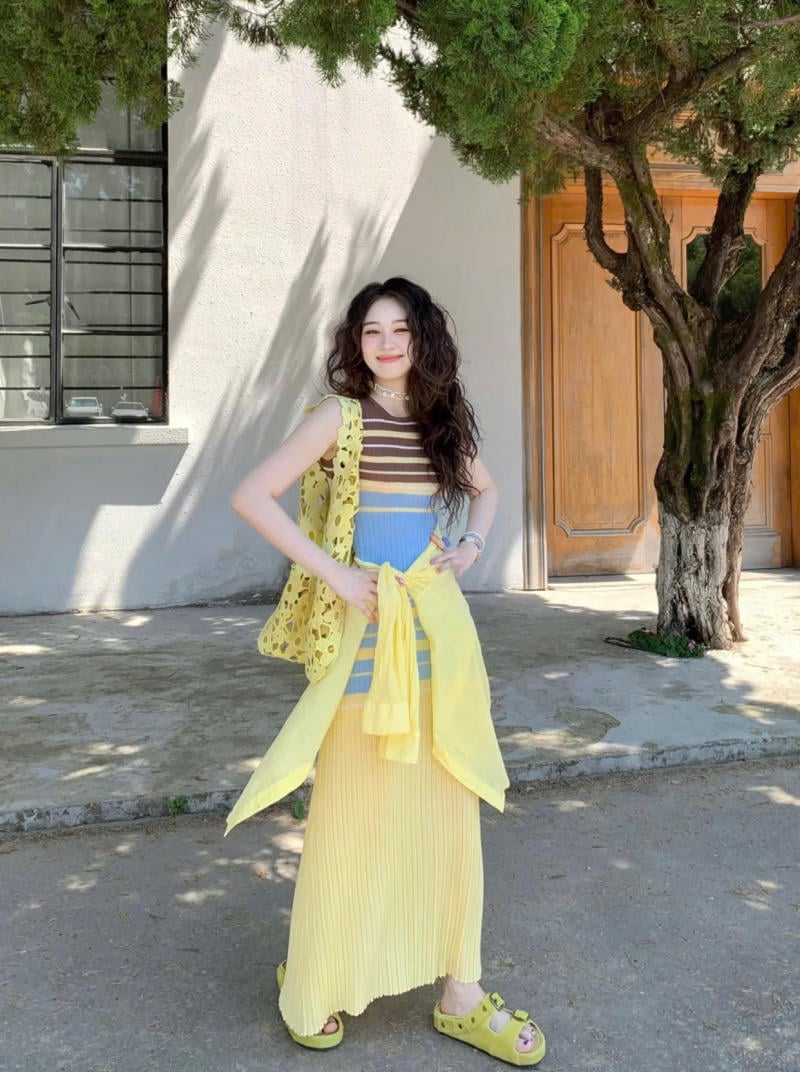 Chân váy màu vàng kết hợp với áo màu gì