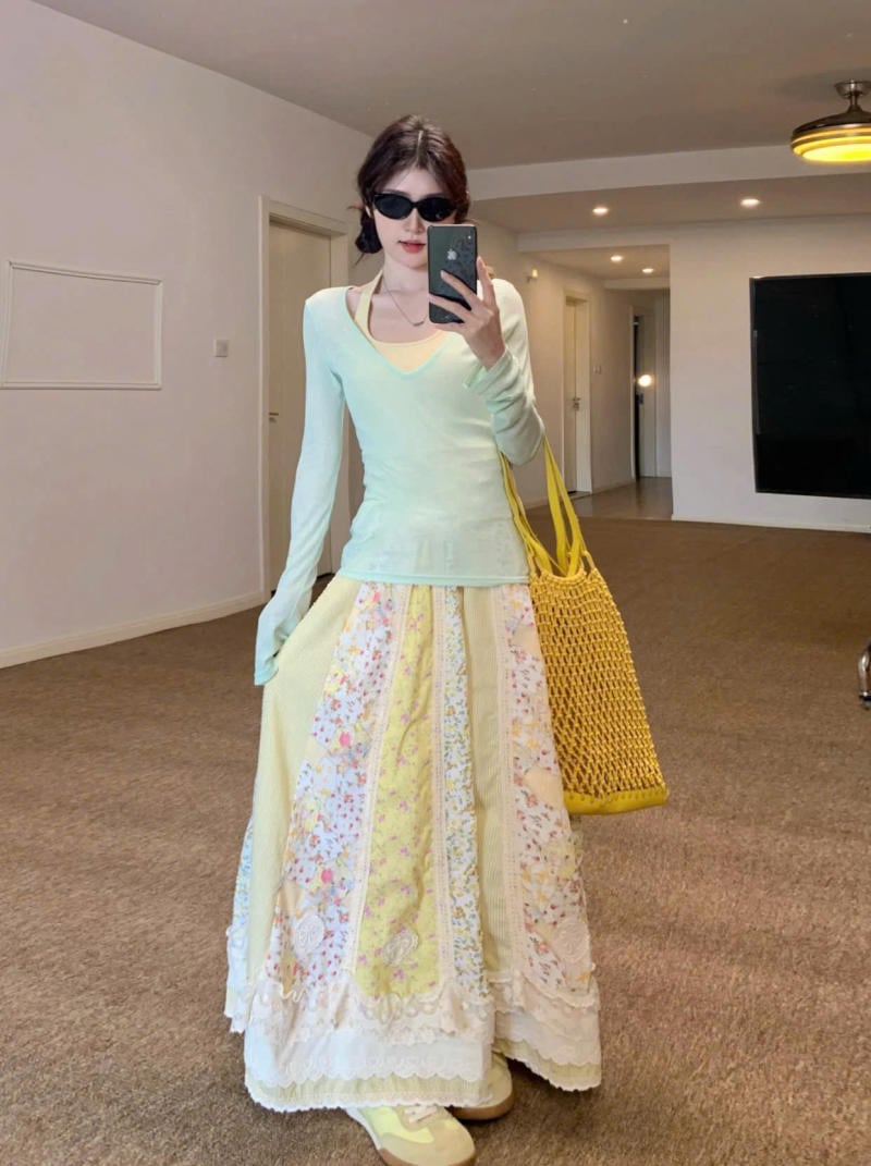 Chân váy màu vàng kết hợp với áo màu xanh