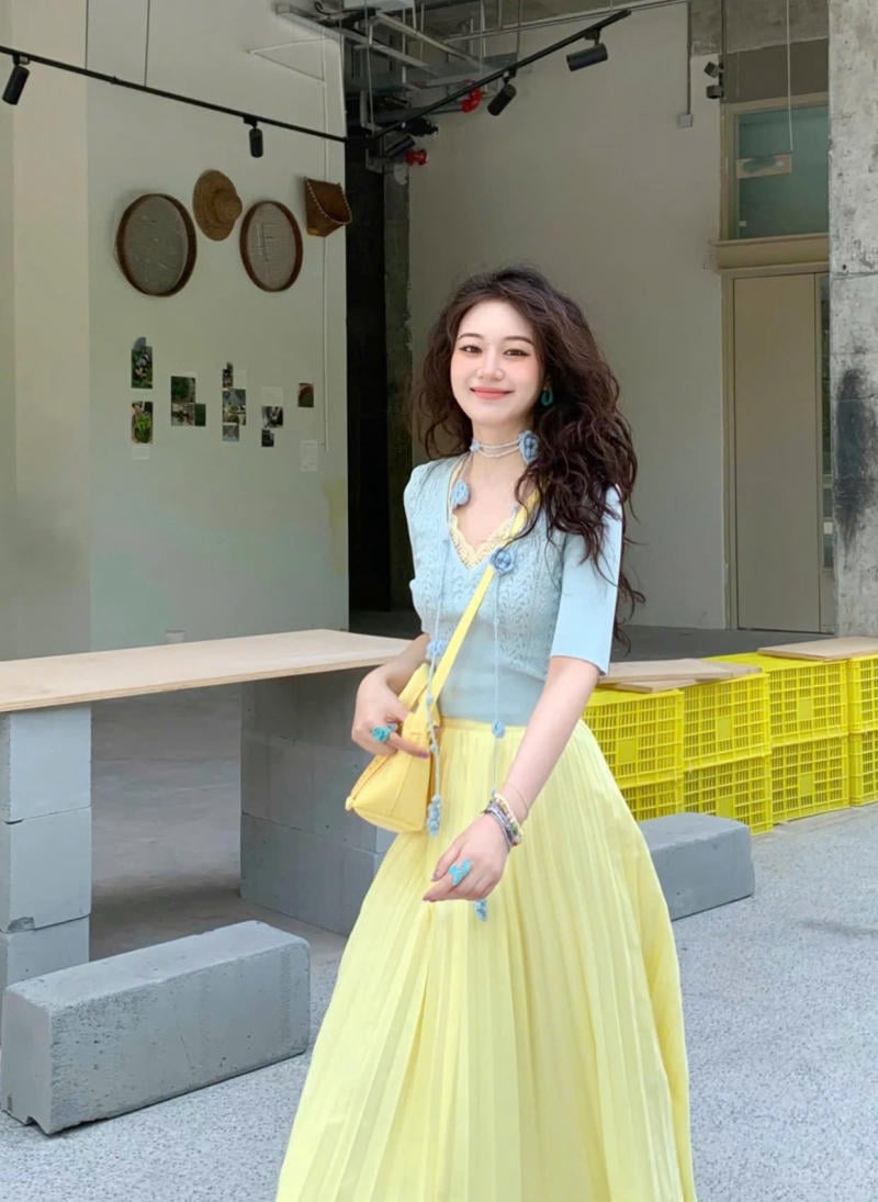 Chân váy màu vàng kết hợp với áo màu xanh