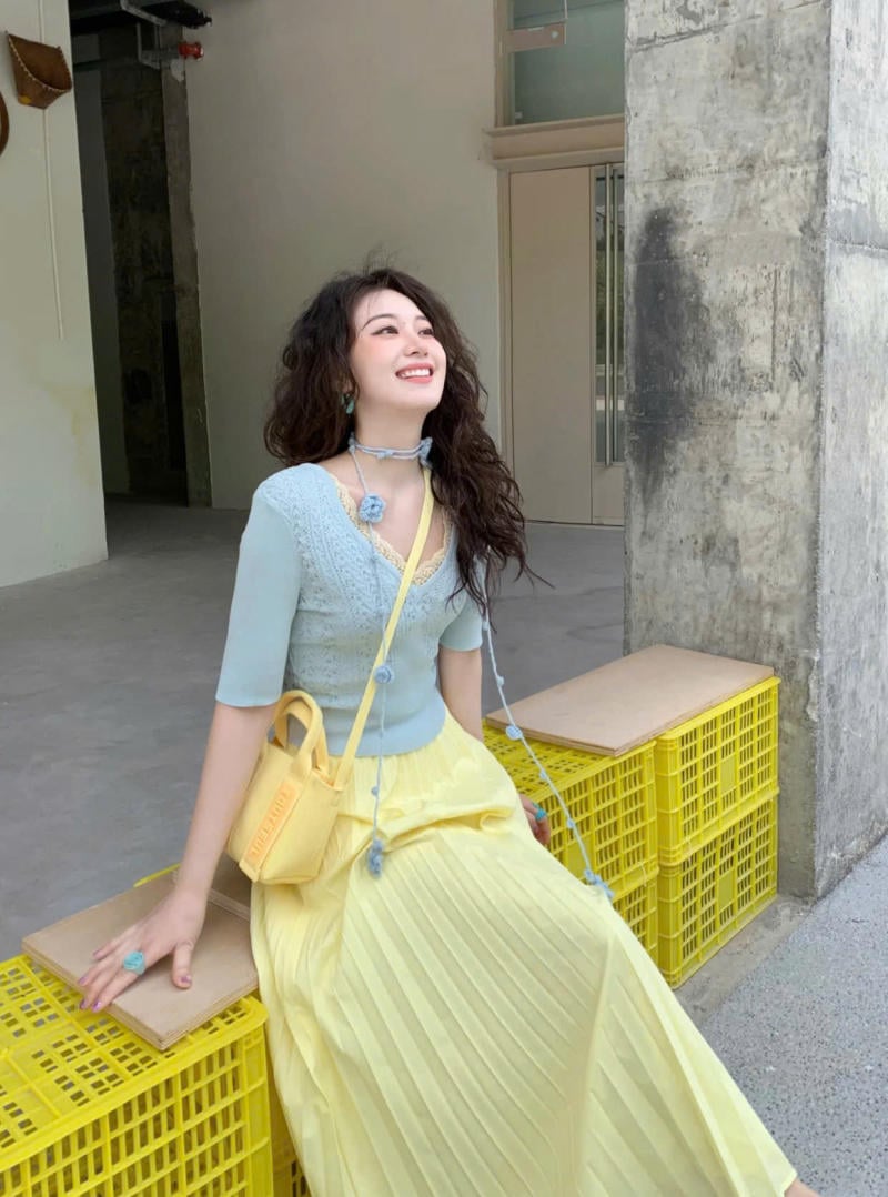 Chân váy màu vàng kết hợp với áo màu xanh