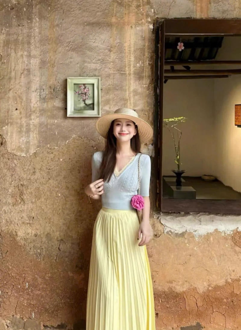 Chân váy màu vàng kết hợp với áo màu xanh