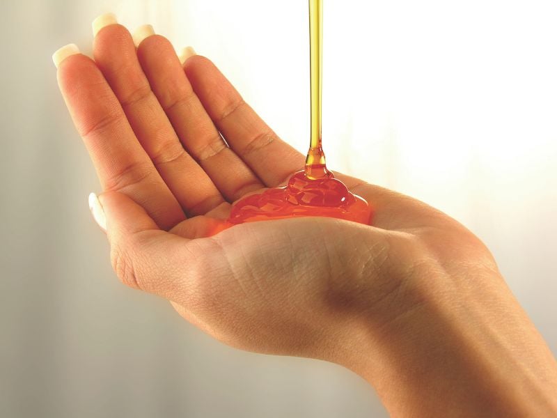 cách tẩy vết dầu mỡ trên quần áo