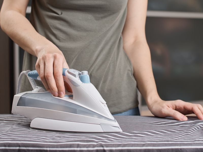 cách tẩy vết dầu mỡ trên quần áo