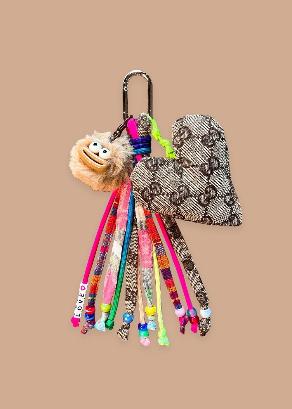 Chọn charm tương xứng với kích thước và kiểu dáng túi