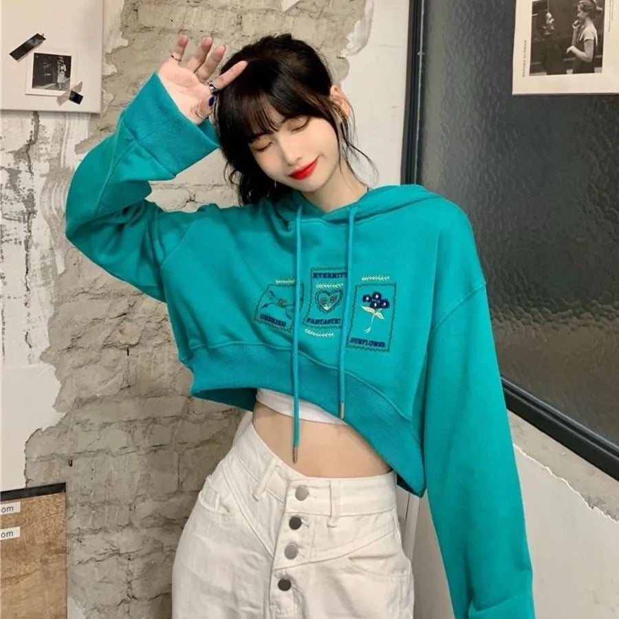 mix áo hoodie với chân váy dài