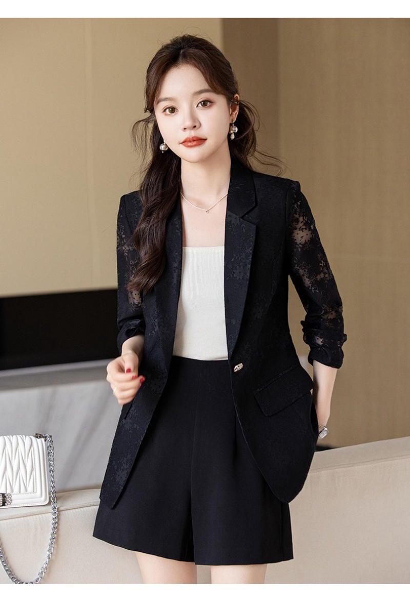 Áo khoác lửng ren đen phối quần short