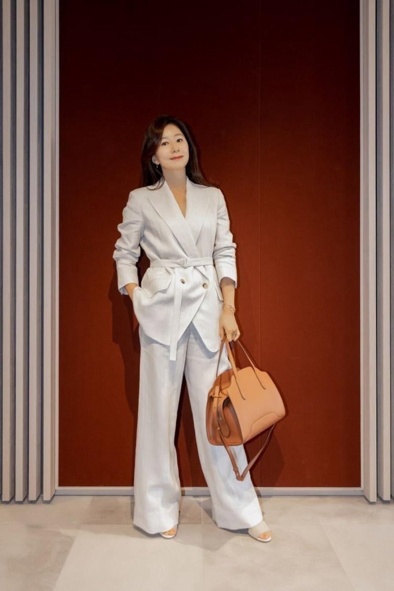 Đồ bộ trắng kem cổ V thắt eo