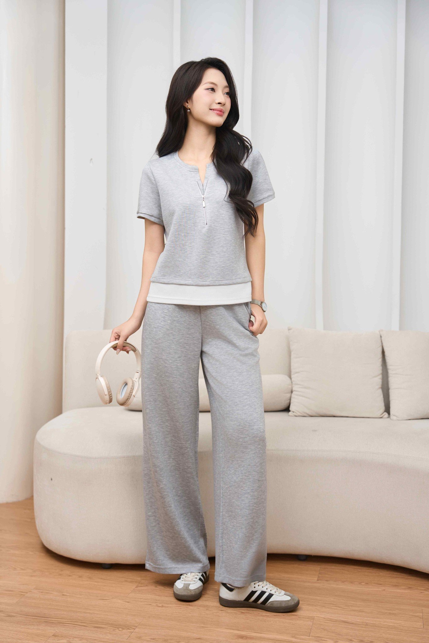 Bộ đồ nữ Cardina dòng Younger vải cotton umi sợi lạnh thiết kế phối gấu cổ V khóa kim loại
