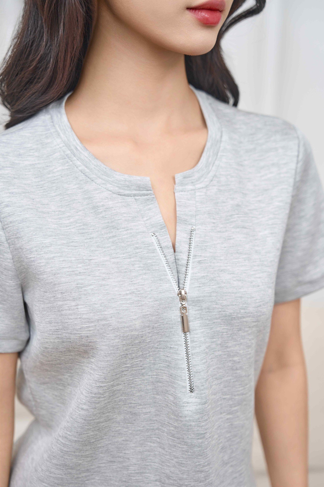 Bộ đồ nữ Cardina dòng Younger vải cotton umi sợi lạnh thiết kế phối gấu cổ V khóa kim loại