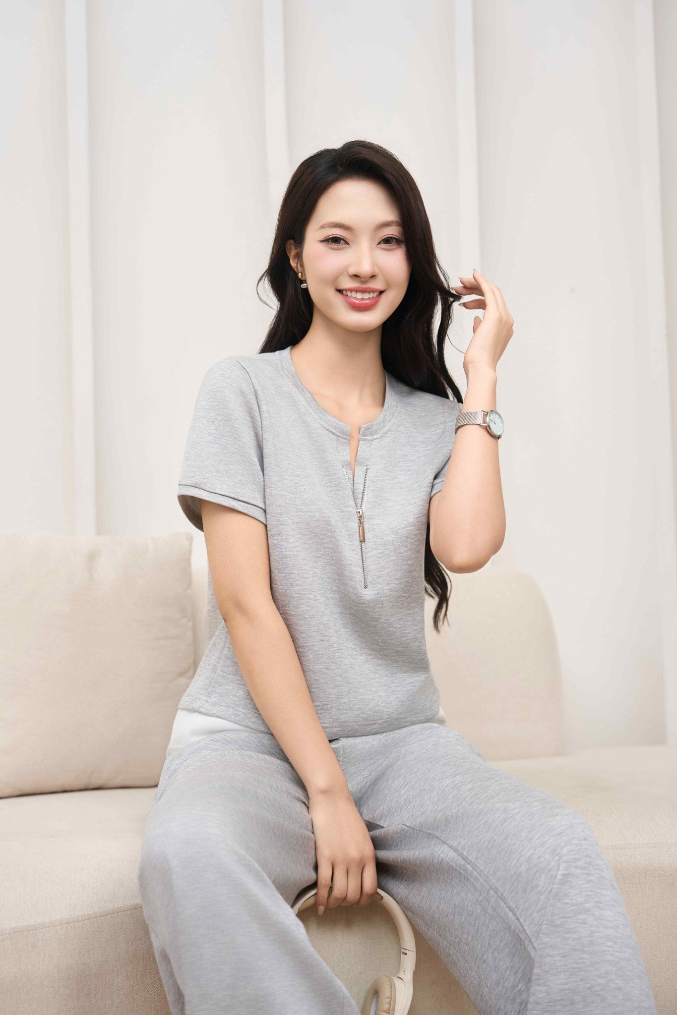 Bộ đồ nữ Cardina dòng Younger vải cotton umi sợi lạnh thiết kế phối gấu cổ V khóa kim loại