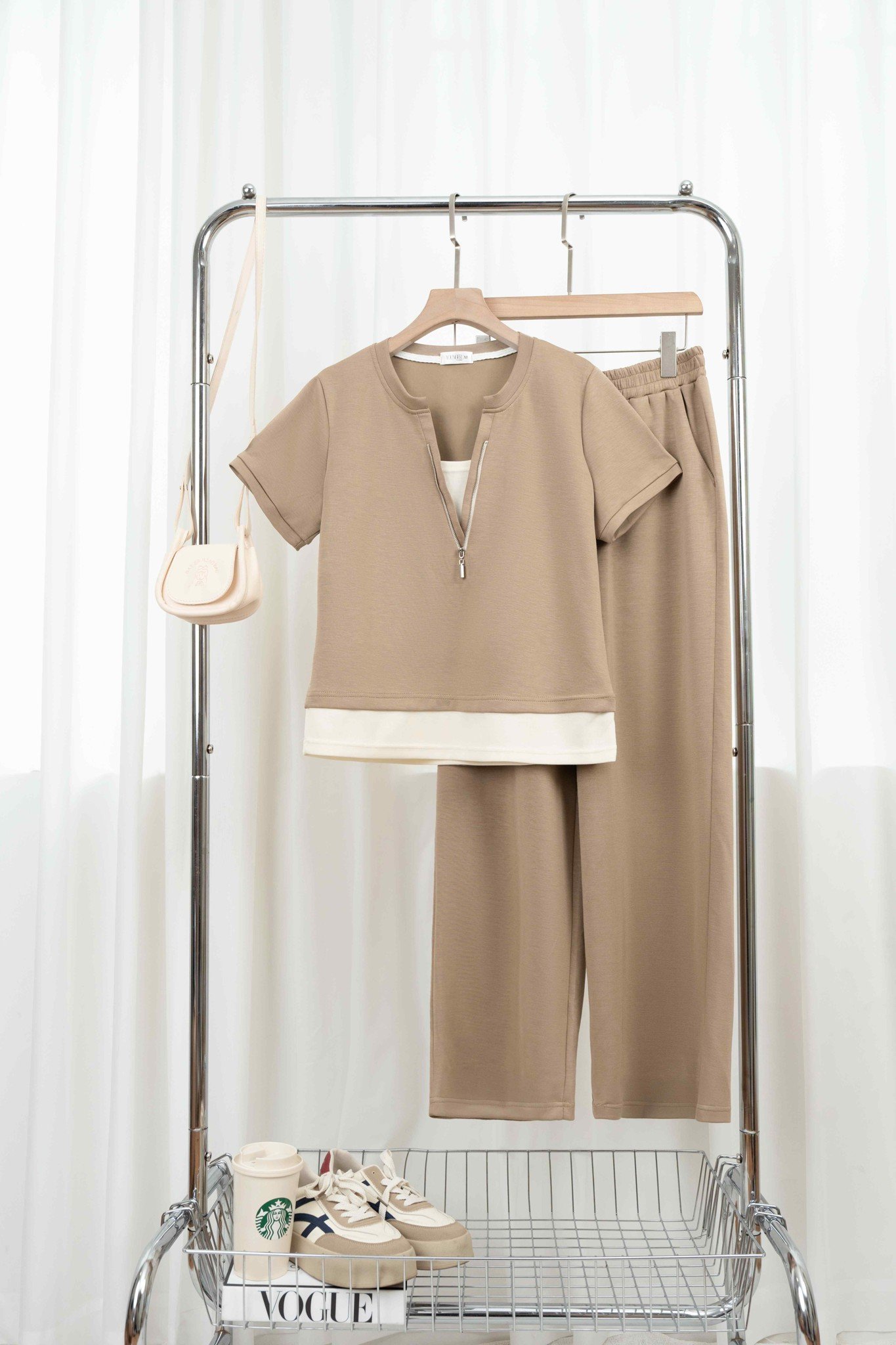 Bộ đồ nữ Cardina dòng Younger vải cotton umi sợi lạnh thiết kế phối gấu cổ V khóa kim loại