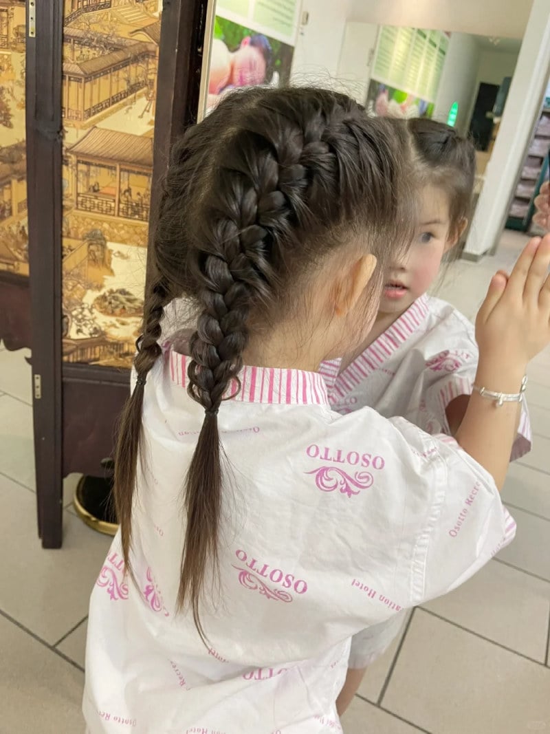 buộc tóc cho bé gái