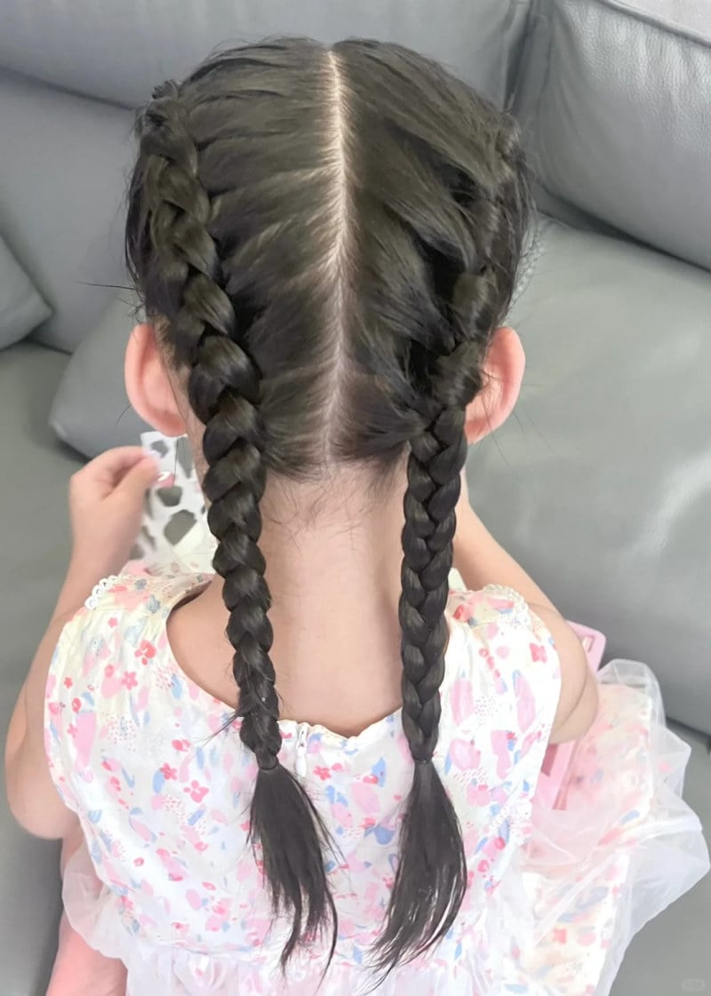 buộc tóc cho bé gái