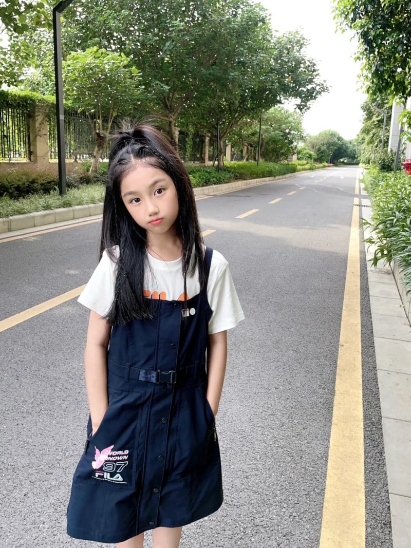 buộc tóc cho bé gái