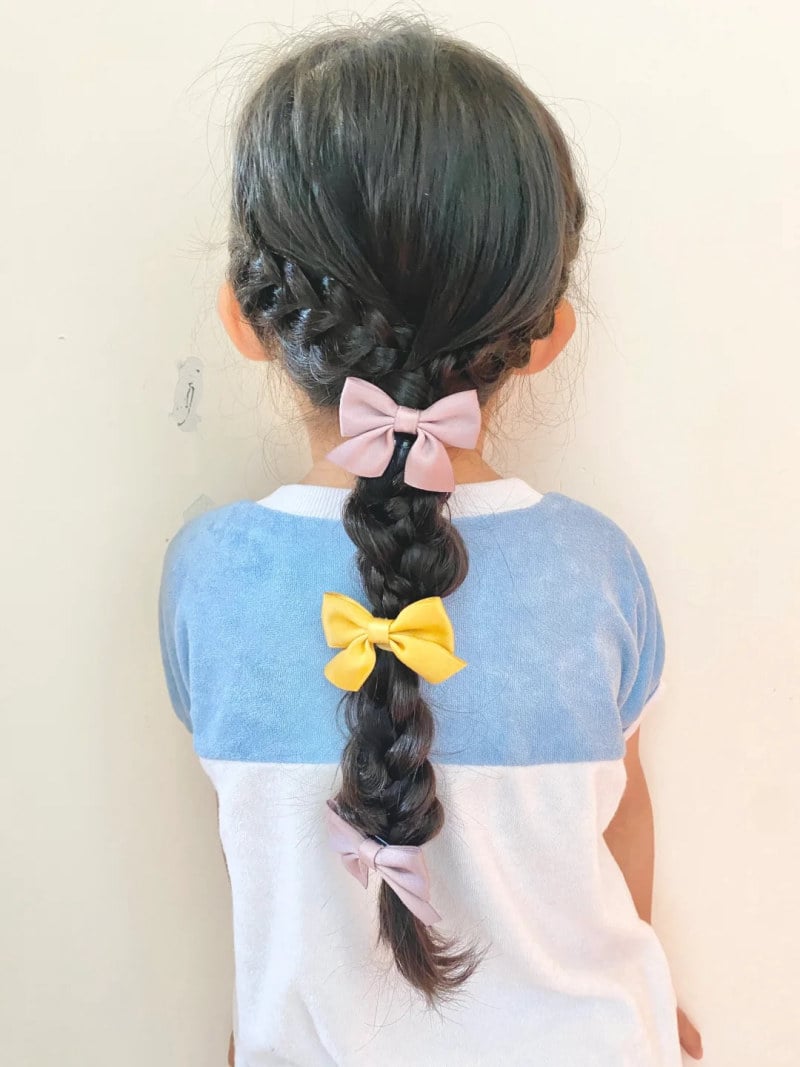 buộc tóc cho bé gái