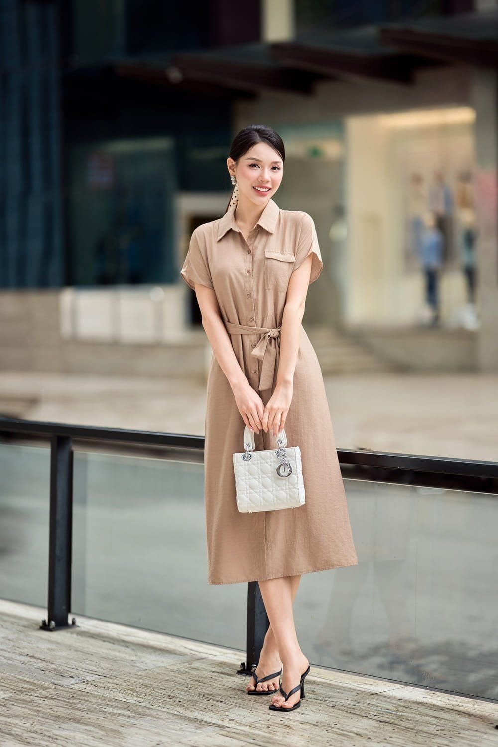 Váy sơ mi dáng midi thắt đai eo màu be