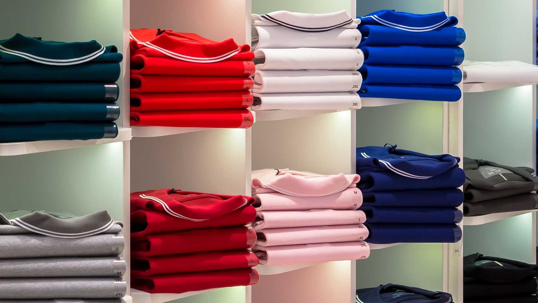 Nên treo hay nên gấp áo polo?
