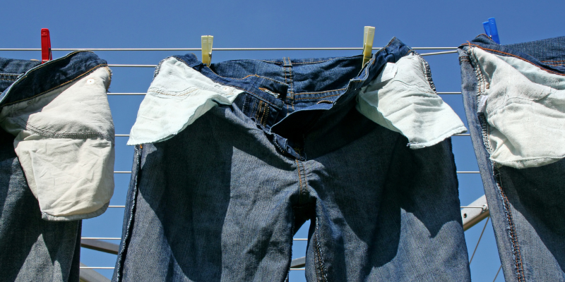 Hạn chế phơi quần jean ngoài ánh nắng gay gắt