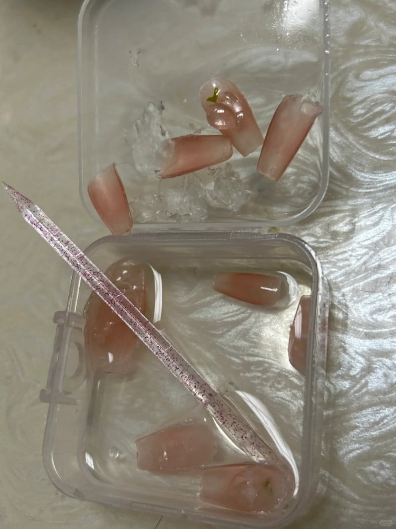 cách gỡ móng tay giả