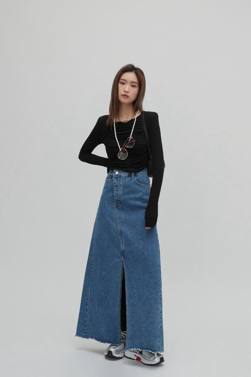 Cách kết hợp chân váy maxi với áo