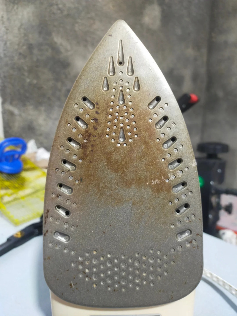 cách làm sạch bàn ủi