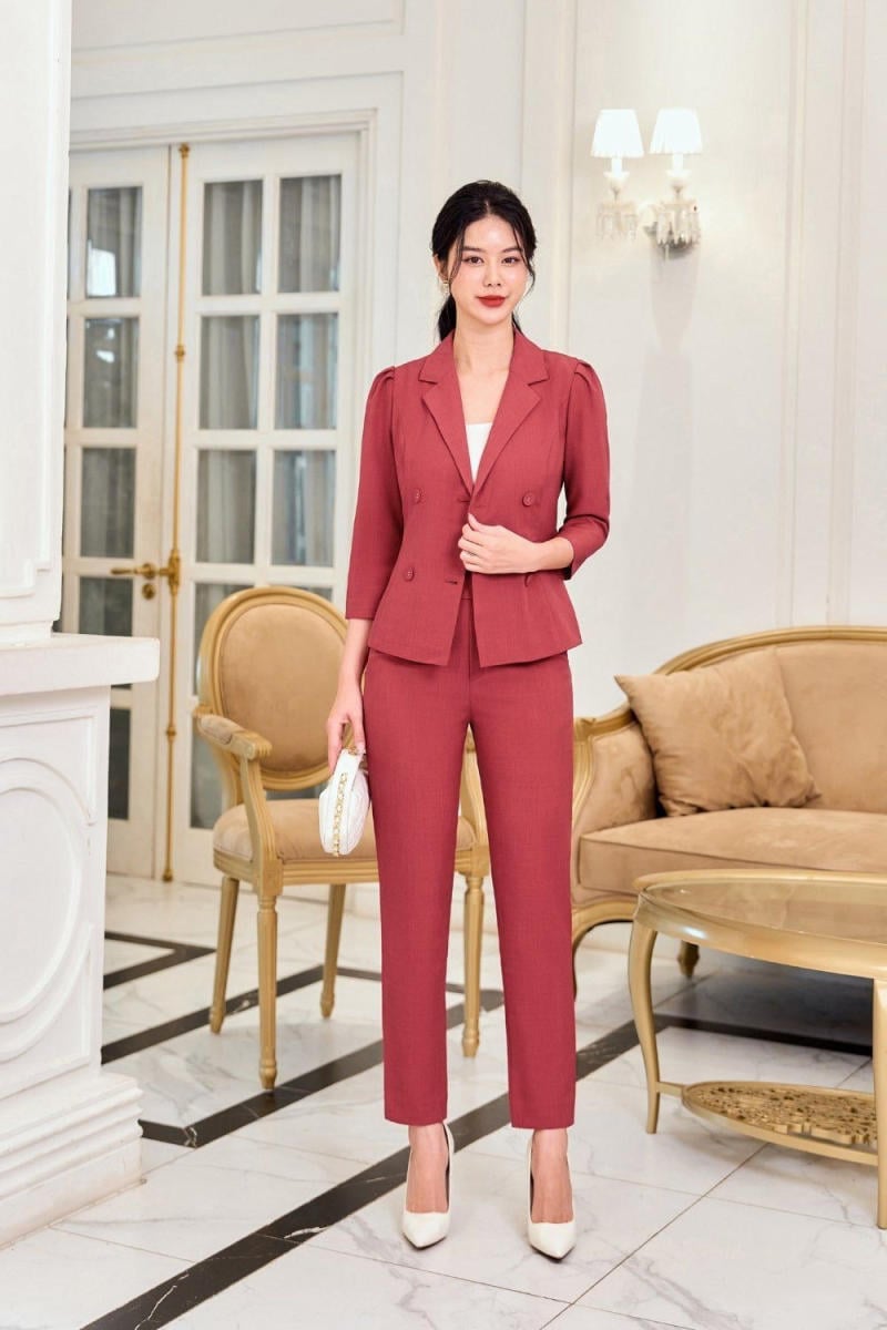 Cách mặc vest nữ không bị già