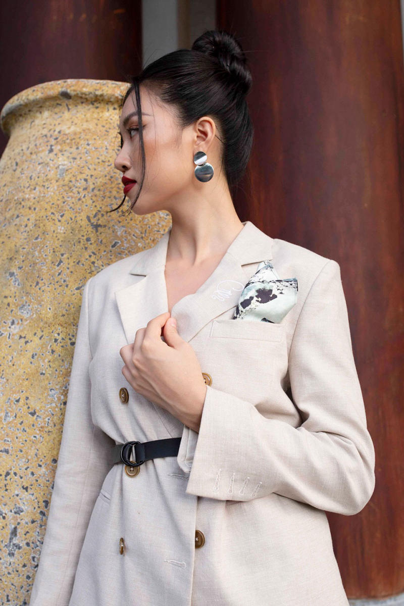 Cách mặc vest nữ không bị già