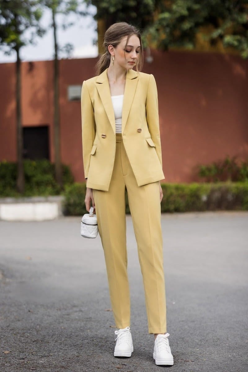 Cách mặc vest nữ không bị già