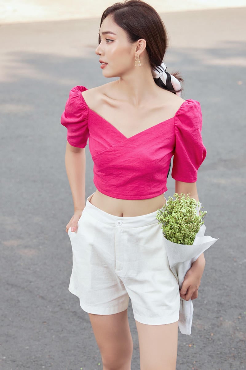 Áo croptop tay phồng mặc với gì