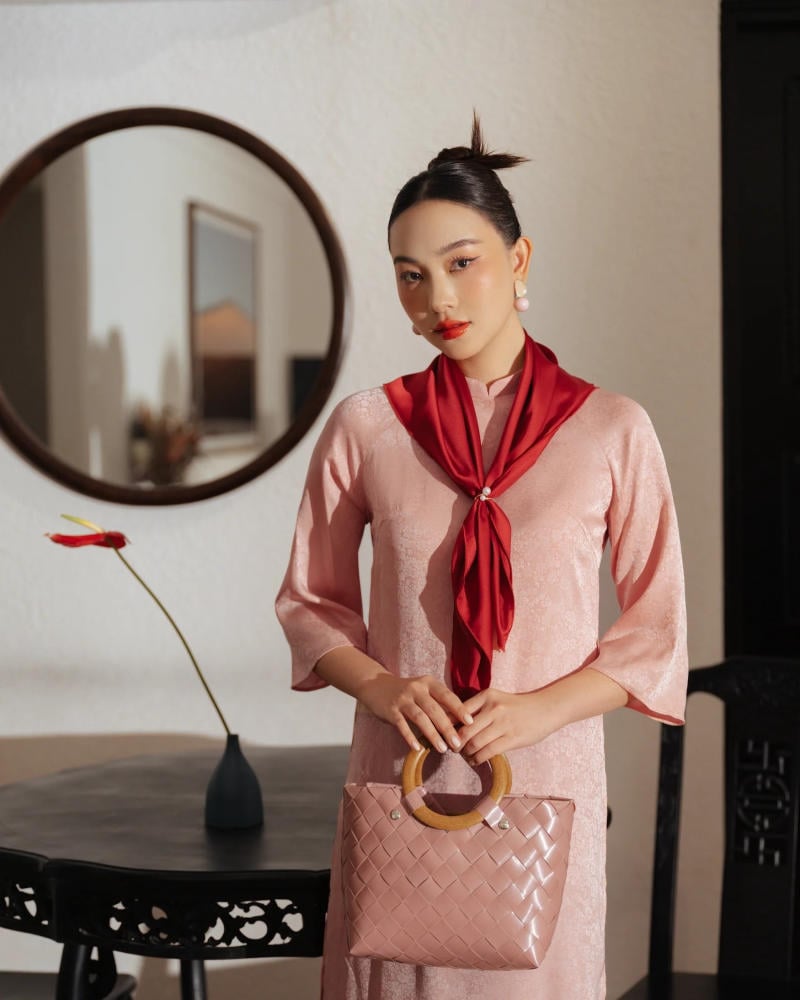Khăn Lụa + áo dài + Giày Cao Gót