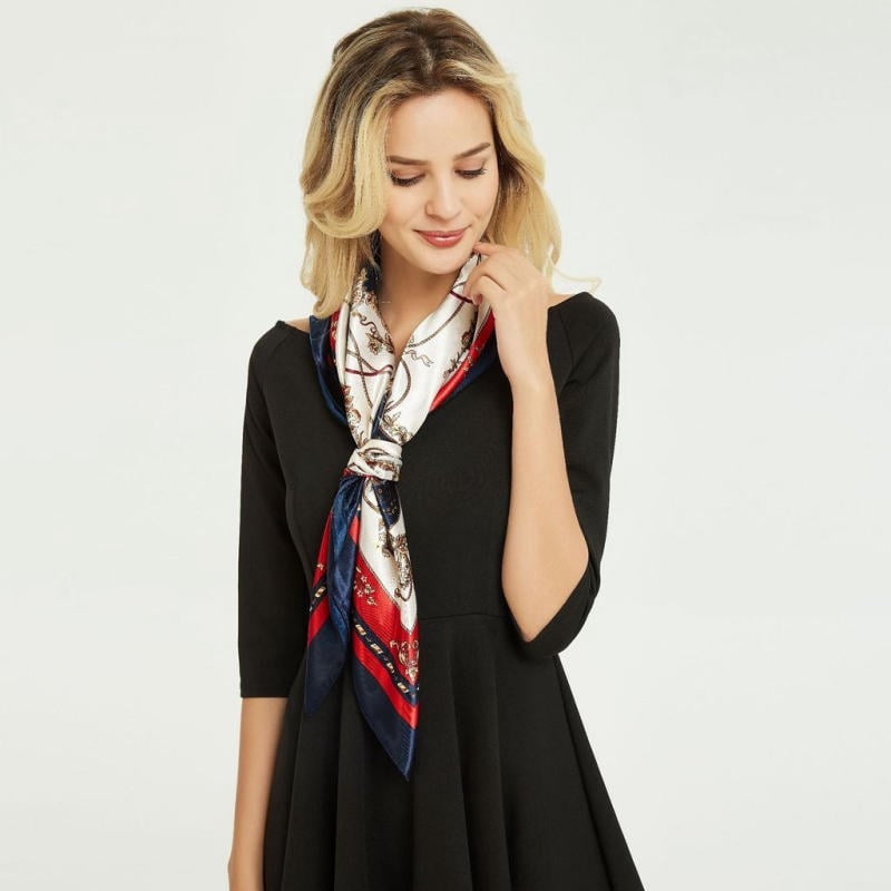Khăn Lụa + Váy Đen Dài + Sandal