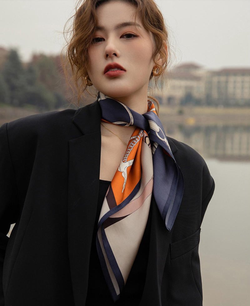 Khăn Lụa + Áo Blazer + Quần Tây