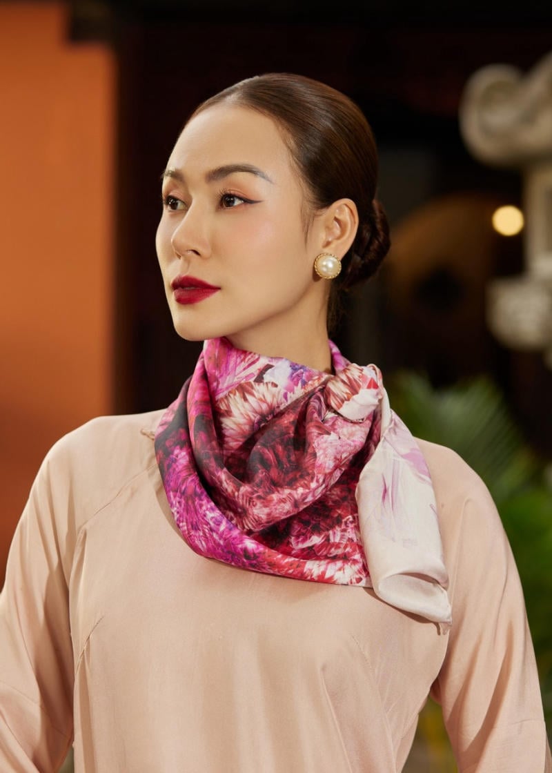 Khăn Lụa + áo dài + Giày Cao Gót
