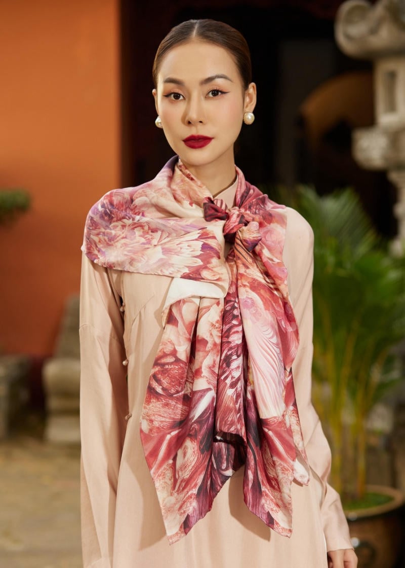 Khăn Lụa + áo dài + Giày Cao Gót