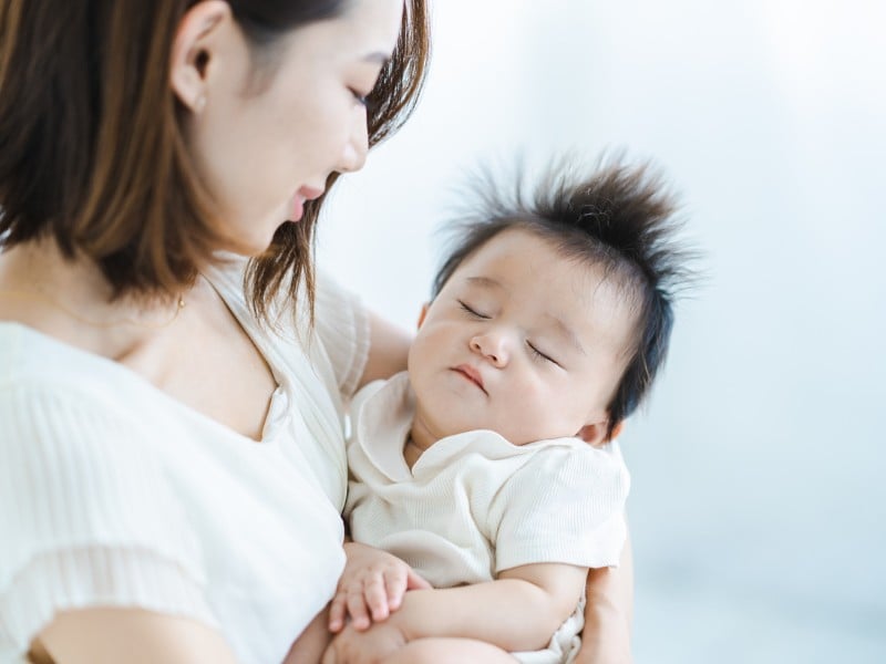 cắt tóc máu cho bé gái