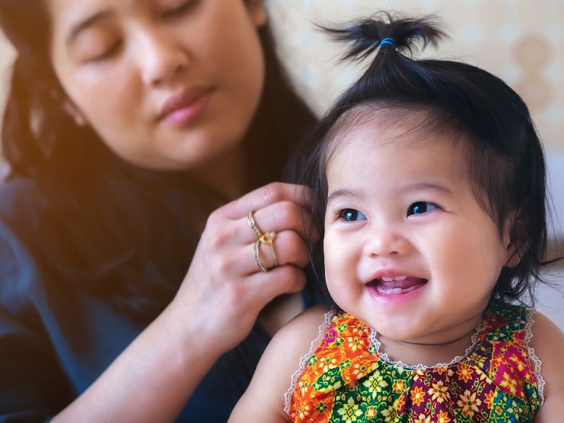 cắt tóc máu cho bé gái