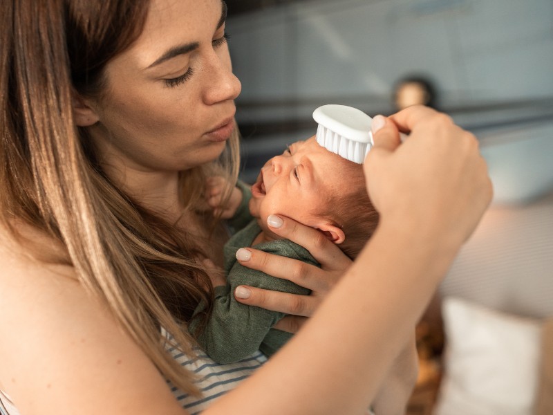 cắt tóc máu cho bé gái