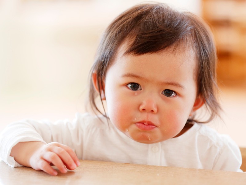 cắt tóc máu cho bé gái