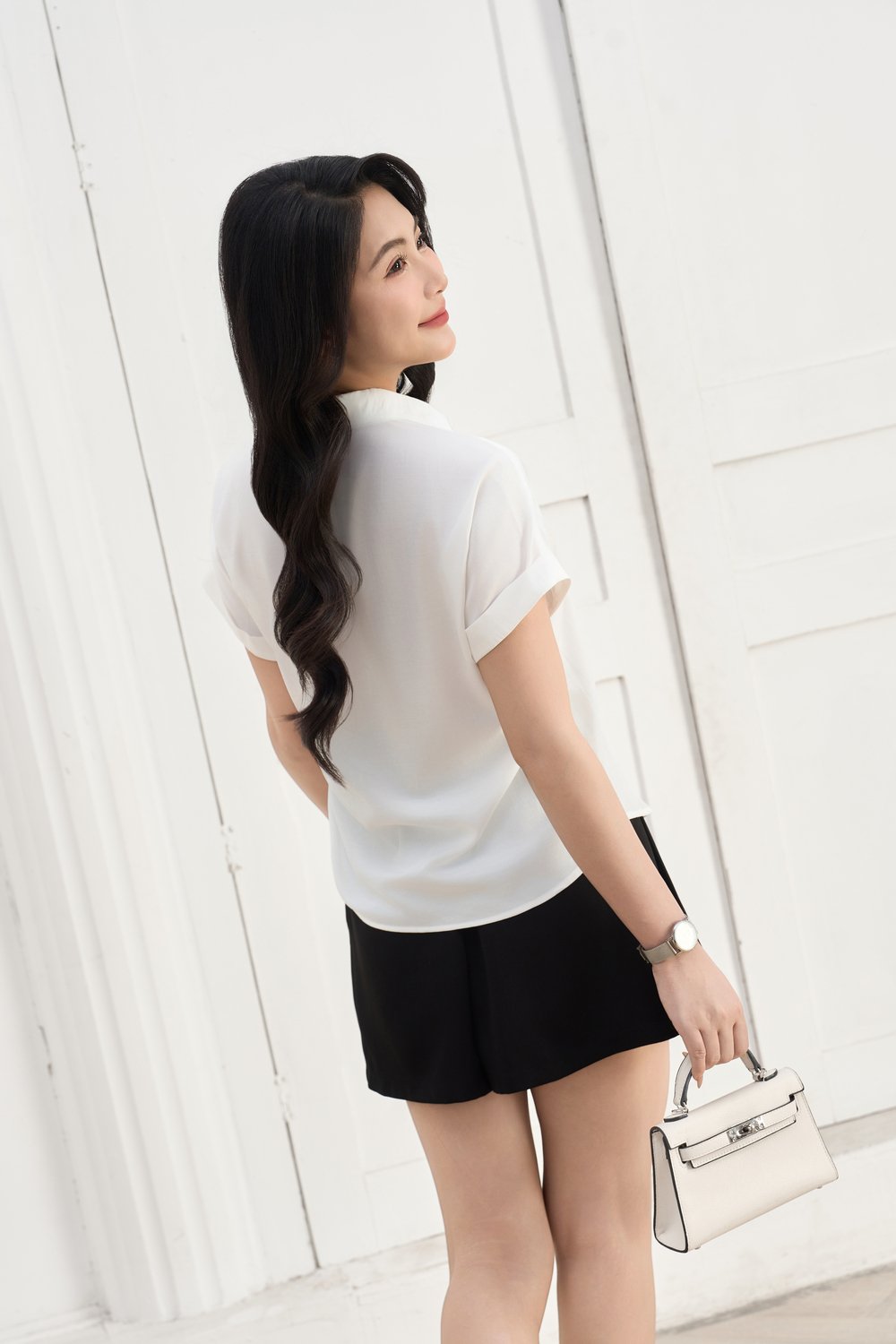 Áo sơ mi vai chờm túi ngực cổ đức thanh lịch