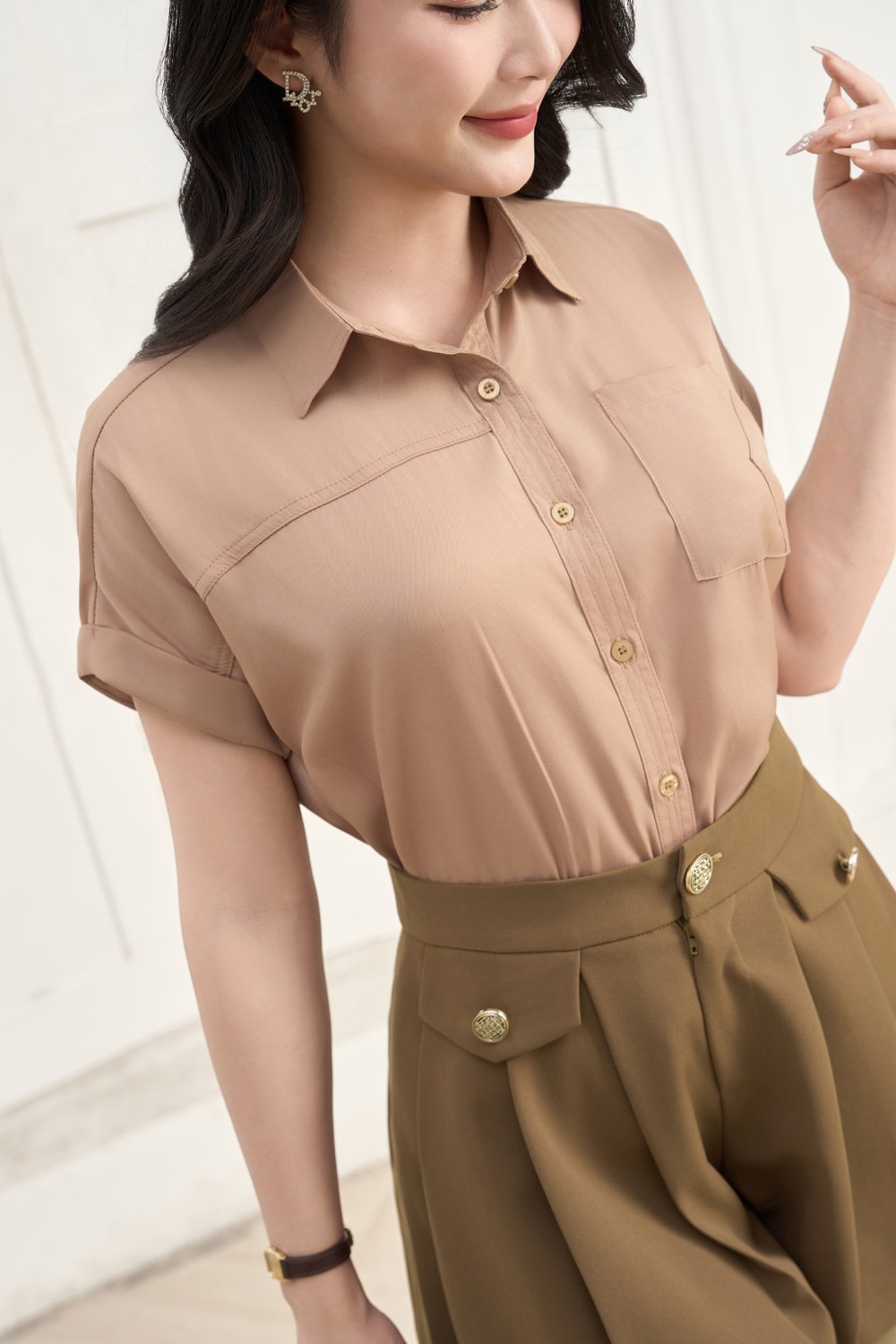 Áo sơ mi vai chờm túi ngực cổ đức thanh lịch