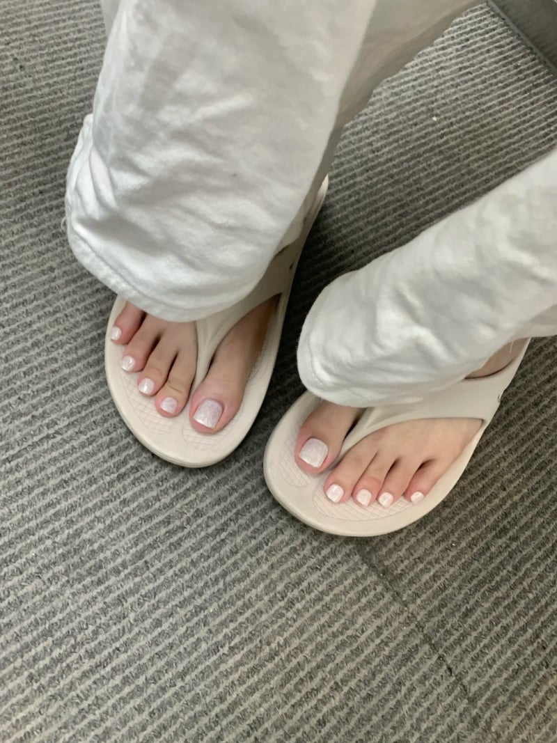 sơn móng chân màu gì cho sáng da