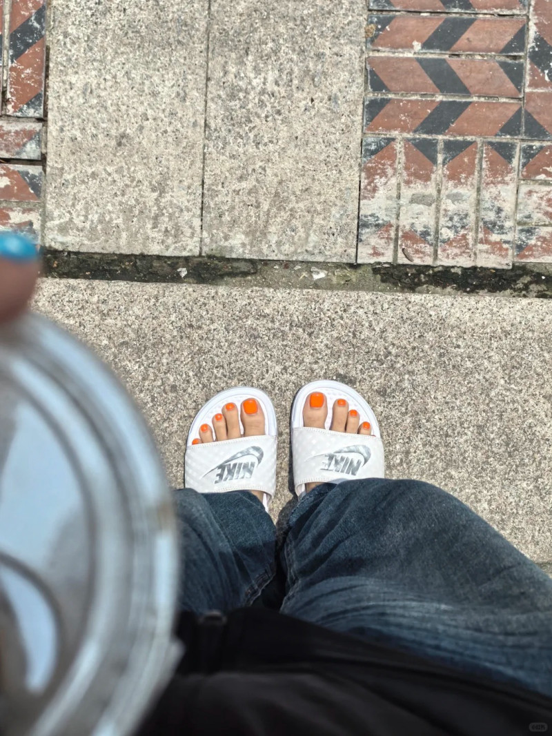 sơn móng chân màu gì cho sáng da