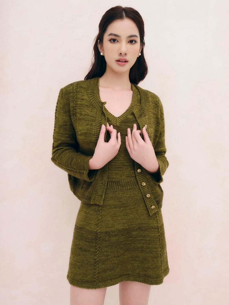 Trẻ trung, gợi cảm, khoe đôi chân thon dài.